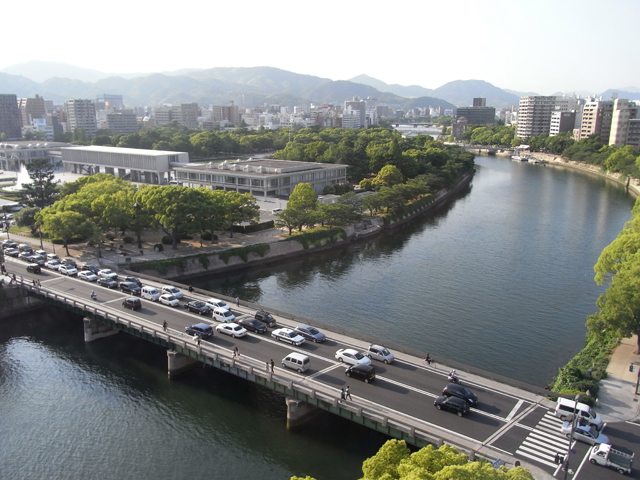 【画像９】広島平和記念公園と原爆ドーム